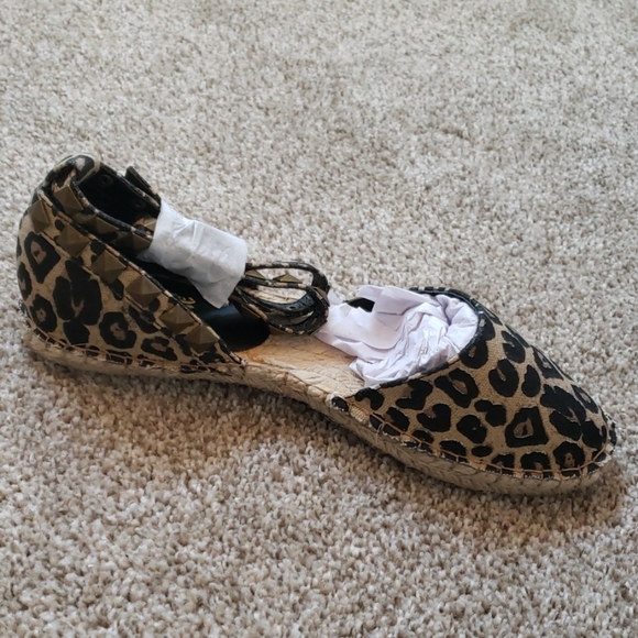 Cute to the Core Cheetah Flats with Studs - Picture 2 of 3